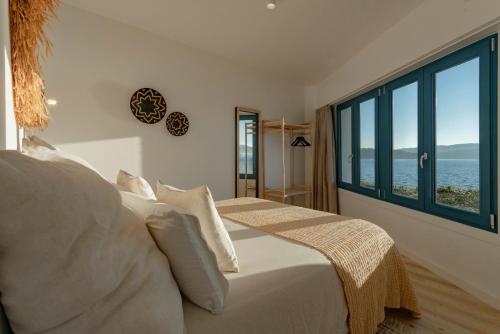 卡马里尼亚斯O mar de preciosa的一间卧室设有一张床,享有海景
