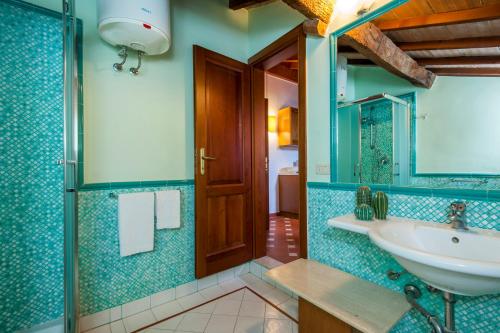 格罗塞托凡托利亚圣洛伦索酒店的一间带水槽和镜子的浴室