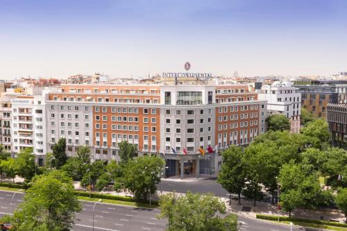 马德里马德里洲际酒店的城市中一座大建筑的景色