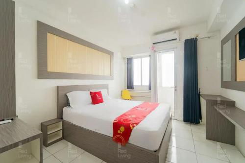 TegalgedeRedLiving Apartemen Riverview Residence - TOHA Room Tower Mahakam的一间卧室配有一张床铺,床上铺有红色毯子