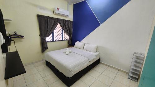 士姑来Guest House at Johor Bahru的一间小卧室,配有一张带窗户的床