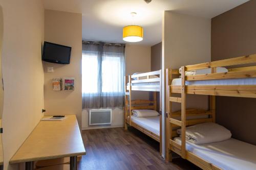 布朗屈埃福尔奥特利亚公寓的宿舍间配有双层床和书桌。