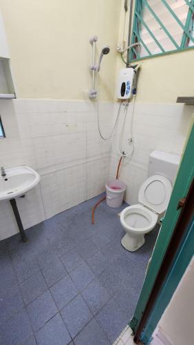 士姑来Guest House at Johor Bahru的一间带卫生间和水槽的浴室