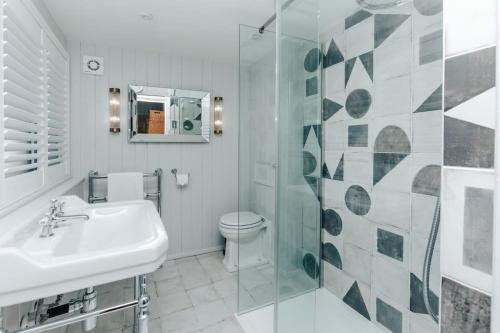 亨利昂泰晤士The Neptune的浴室配有卫生间、盥洗盆和淋浴。