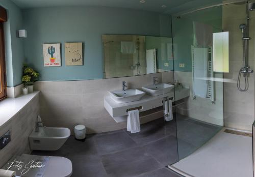 蒂内奥Apartamentos Buenavista Tineo的一间带两个盥洗盆和淋浴的浴室