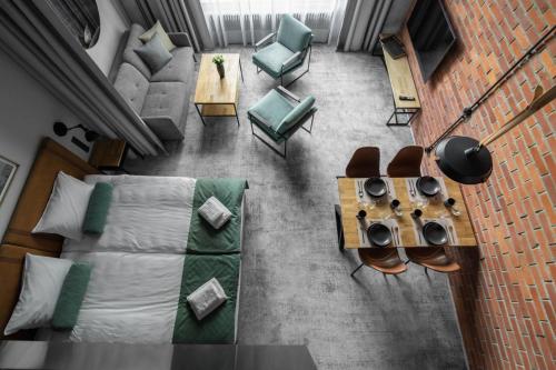 格但斯克MONTOWNIA Lofts & Experience的卧室享有高空美景,配有一张床和椅子