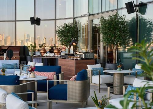 迪拜云溪港地标酒店的享有带桌椅的餐厅的景色