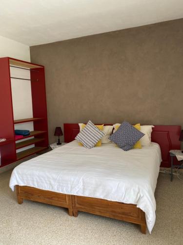 圣朱利安斯Home Sweet Home的卧室配有带枕头的大型白色床