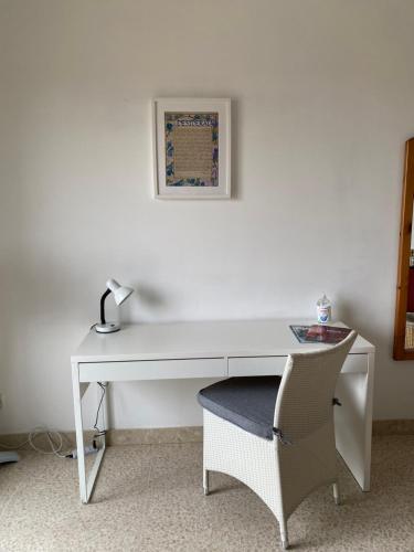 圣朱利安斯Home Sweet Home的一张带椅子的白色书桌和墙上的照片