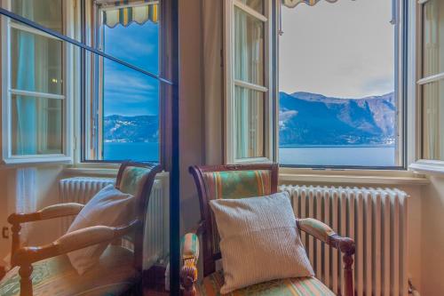 阿巴迪亚拉里亚纳Aglaia Luxury Lake View by Wonderful Italy的两把椅子坐在带窗户的房间