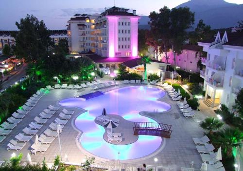 安塔利亚MIRAMOR HOTEL & Spa - ULTRA ALL INCLUSIVE的城市的一个大型游泳池