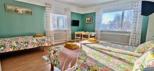 VindelnKronlund Kursgård的一间设有两张床和一张桌子的房间