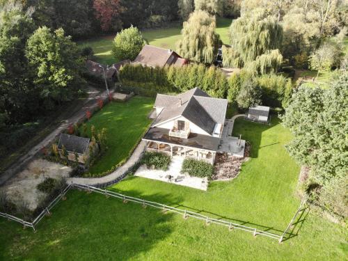 TieltHuis van luut的绿色草坪上一座大房子的顶部景色