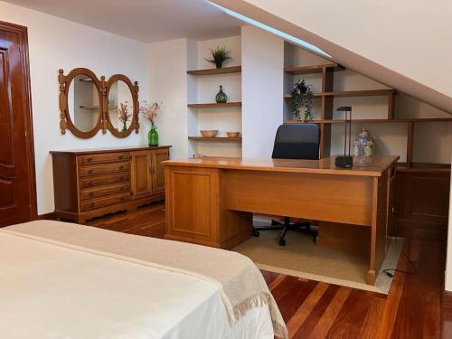 蒙达卡Apto Dúplex, 122 m2, Wifi 1GB, centro Mundaka的一间卧室配有一张桌子、一张床和一面镜子