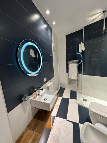 马尔萨拉L'aurora的浴室配有盥洗盆、卫生间和浴缸。