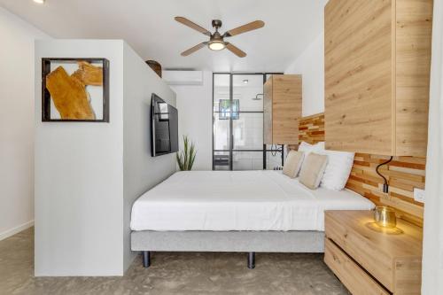 克拉伦代克Belnem House Bonaire的一间卧室配有一张床和吊扇