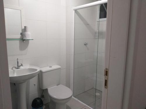 圣保罗Apartamento no centro de São Paulo的带淋浴、卫生间和盥洗盆的浴室