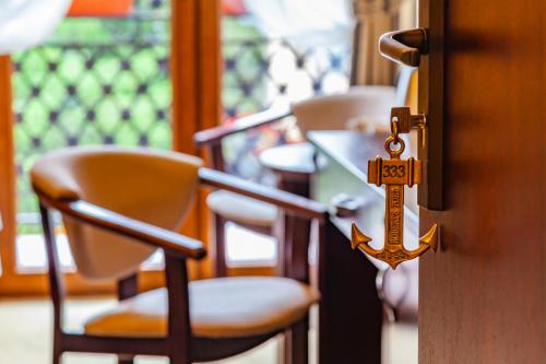 米科瓦伊基罗伯特港酒店的一间设有椅子的房间和一扇带钥匙的门