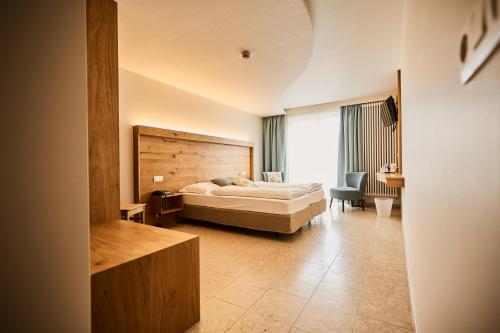 特鲁瓦蓬Logis Hotel La Métairie & Son Auberge的卧室配有床、椅子和窗户。