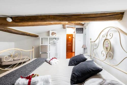 切塔尔多La Torretta, Decameron View, sweet apartment的一间卧室配有一张带黑色枕头的大床