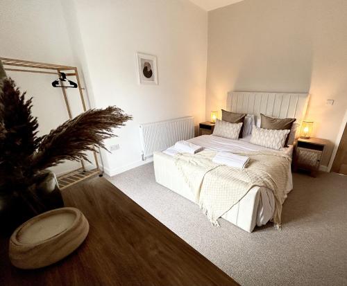 雷克瑟姆Trevose的一间卧室,里面装有床和植物
