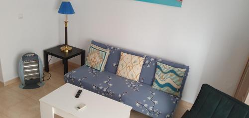 瓦伦西亚秀达辛西娅公寓的客厅配有带枕头的蓝色沙发
