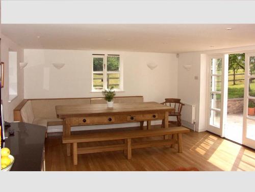 Hanley CastleTickeridge Farm的客厅配有木桌和椅子