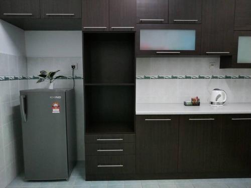 士姑来Sapporo Homestay的厨房配有棕色橱柜和冰箱