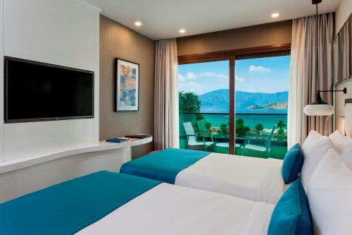 马尔马里斯Elite World Marmaris - Adult Only的酒店客房设有一张床和一个大窗户