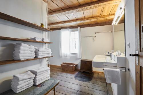 罗曼斯霍恩Fischerhäuser Romanshorn的浴室设有水槽和一堆毛巾