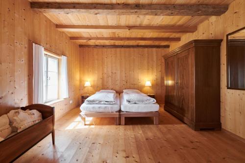 罗曼斯霍恩Fischerhäuser Romanshorn的木制客房内的一间卧室,配有一张床