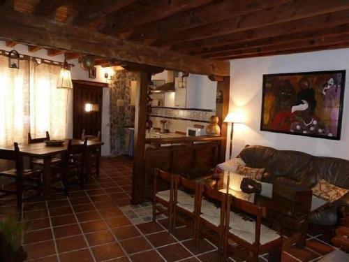 MarjalizaCasa Montes De Toledo的客厅配有沙发和桌子