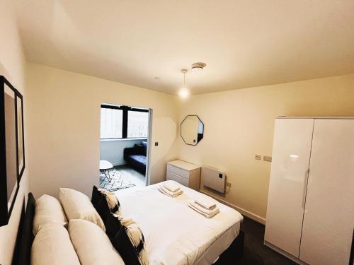 曼彻斯特Brand new modern 1 bed apartment near Old Trafford Stadium的一间设有床铺和沙发的房间