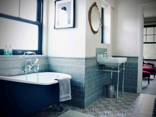 基林Suie Hunting Lodge的带浴缸和盥洗盆的浴室