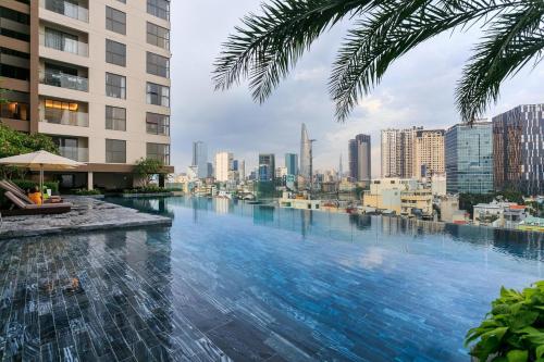 胡志明市Jessie Apartment - Infinity pool - Masteri Millennium的城市中河流景观,建筑