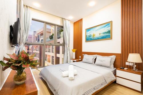 胡志明市Jessie Apartment - Infinity pool - Masteri Millennium的一间卧室设有一张大床和一个大窗户