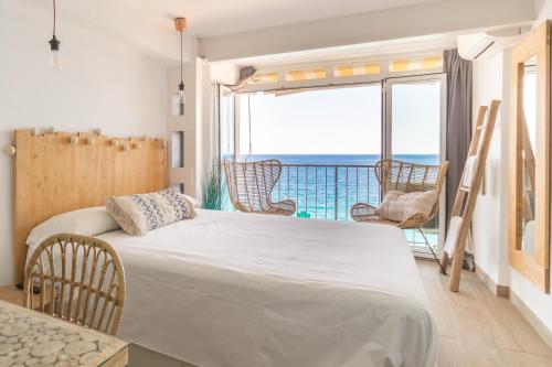 普拉加德阿罗Sugar Beach Boutique Studio的一间卧室配有一张床,享有海景