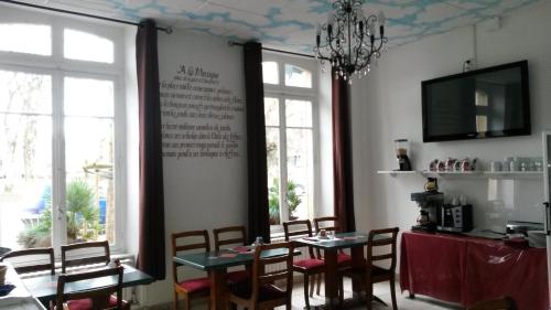 沙勒维尔-梅济耶尔巴黎酒店的用餐室设有桌椅和窗户。