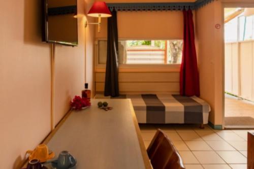 莱特鲁瓦西莱Ti colibri的小房间设有床和窗户