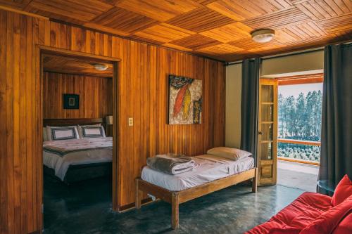 下博克特Bambuda Castle的木镶板客房内的两张床