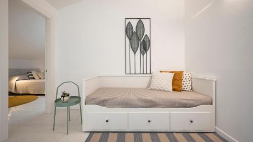 圣温琴佐Suite vista mare的白色卧室配有床和桌子