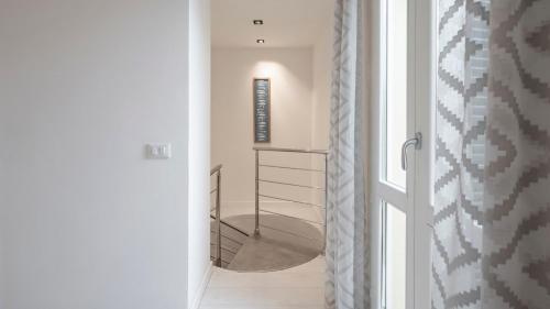圣温琴佐Suite vista mare的房屋内带螺旋楼梯的走廊