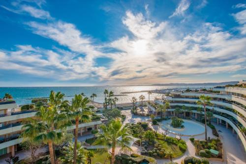 圣罗兰度瓦圣洛朗港尼斯假日酒店的享有度假村和海滩的空中景致