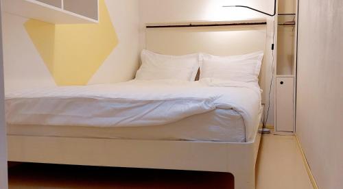 伯格达尔Natuurhuisje Heerlijkheid Beek的一间卧室配有带白色床单和枕头的床。