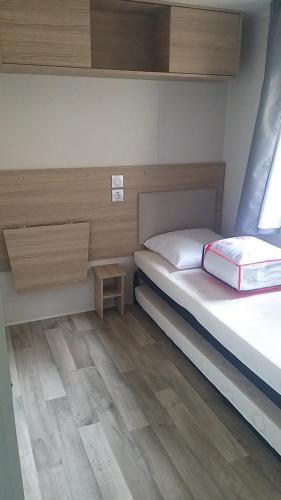 圣让-德蒙Amira 6 personnes的一间铺有木地板的小卧室,配有一张床