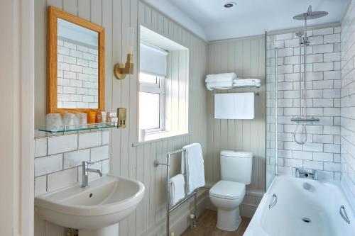 梅奈布里奇安格尔西纹章酒店的白色的浴室设有水槽和卫生间。