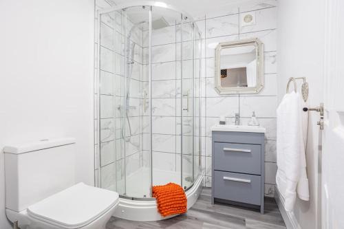 格里姆斯比Coppergate Mews Grimsby No.2 - 2 bed, 2 bath, ground floor apartment的带淋浴、卫生间和盥洗盆的浴室