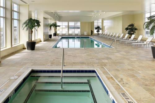 罗利罗利市中心万豪酒店的一座带桌椅的游泳池