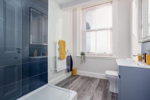格里姆斯比Coppergate Mews Grimsby No.4 - 1 bed, 1st floor apartment的带浴缸、卫生间和盥洗盆的浴室