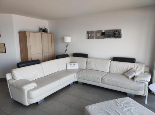 米德尔克尔克LUXURY APP, frontal sea View + south terrace + garage的客厅配有白色的沙发和椅子